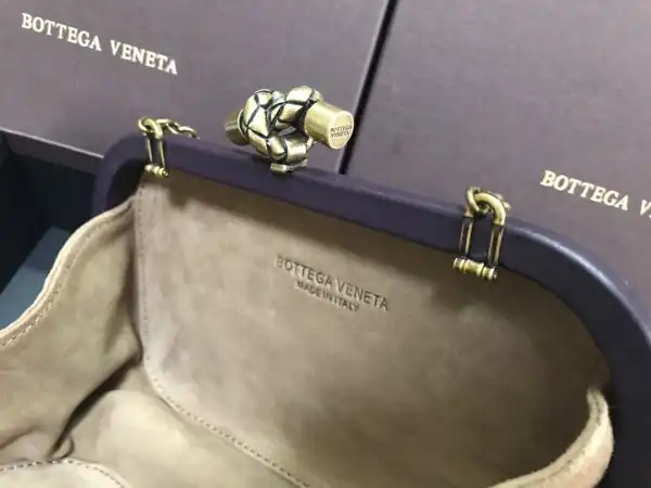 BOTTEGA VENETA CHAIN KNOT 0125