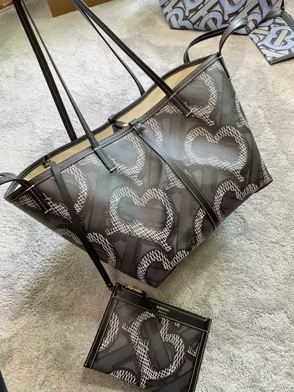 BURBERRY TOTE 0124