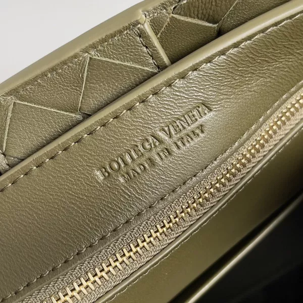 BOTTEGA VENETA SMALL ANDIAMO-25*22*10.5cm 0117