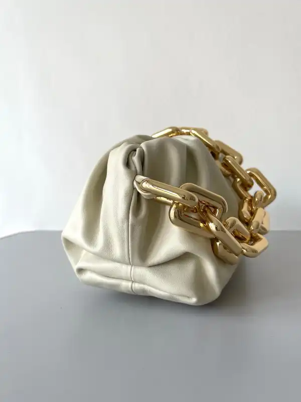 BOTTEGA VENETA THE CHAIN POUCH 0125