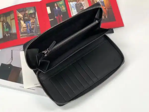 Gucci Signature Web zip around wallet 0123