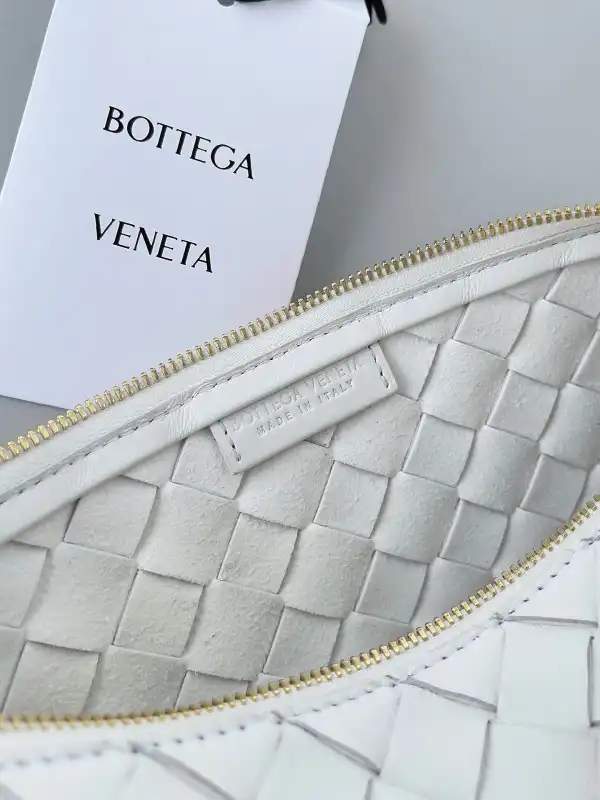 Cheap HOT SALE BOTTEGA VENETA Pouch On Strap 0131