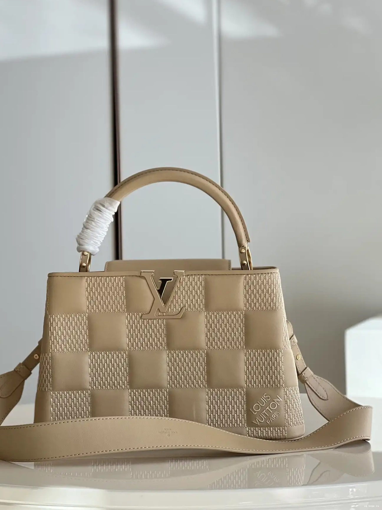 LOUIS CAPUCINES MM VUITTON 0208