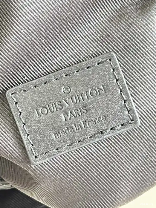 VERTICAL LOUIS VUITTON WEARABLE S-LOCK WALLET 0211