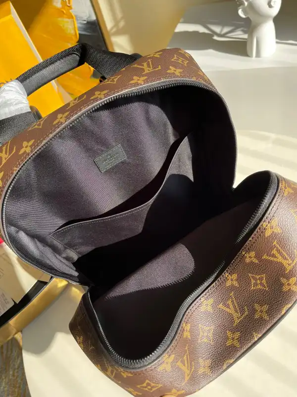 LOUIS VUITTON DEAN BACKPACK 0205