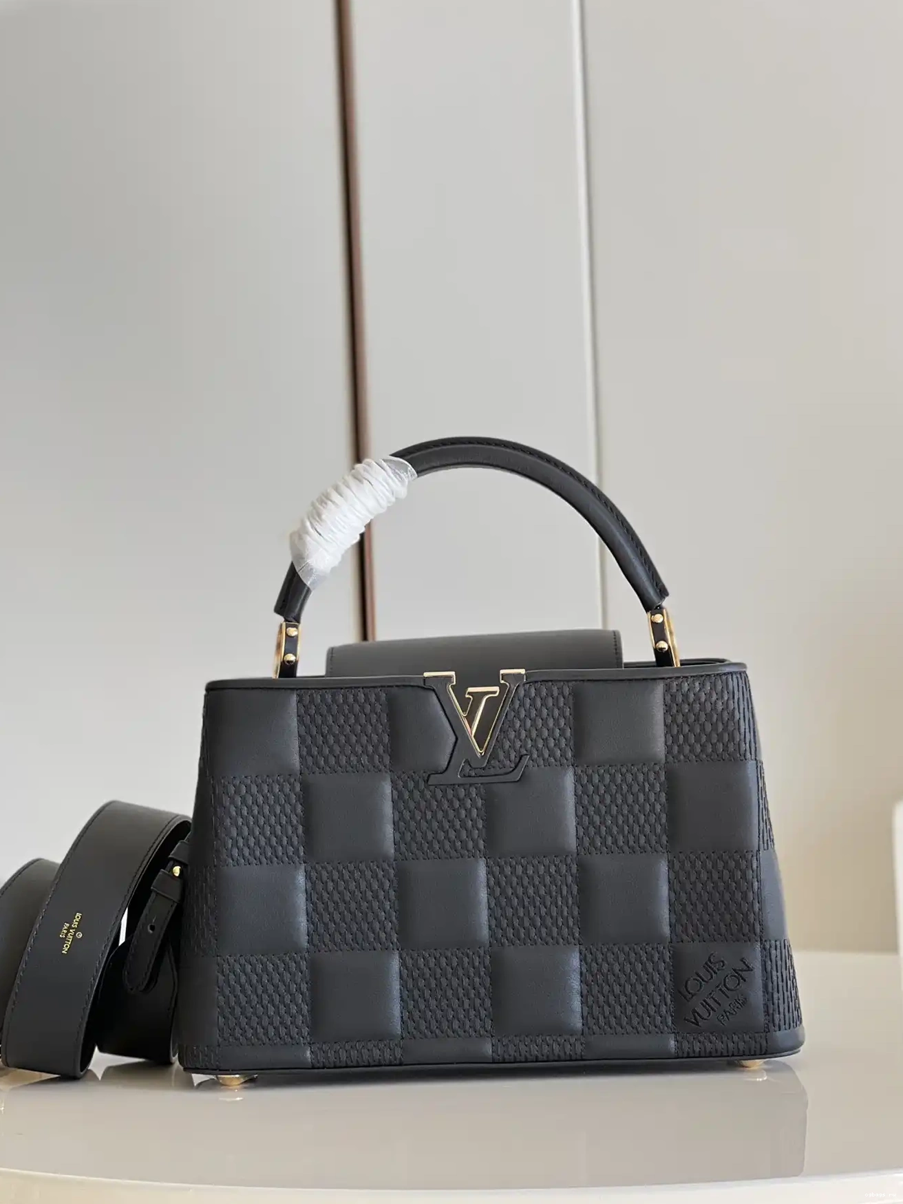 MM VUITTON CAPUCINES LOUIS 0210