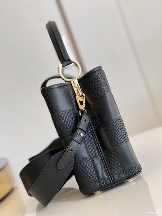 MM VUITTON CAPUCINES LOUIS 0210