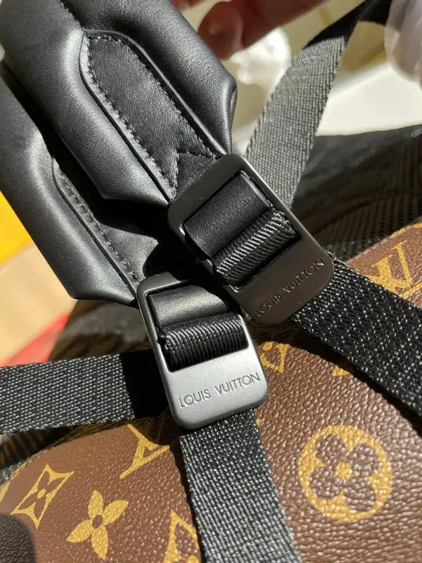 LOUIS VUITTON DEAN BACKPACK 0205