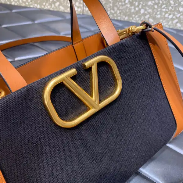 VALENTINO VLOGO SIGNATURE TOTE 0206