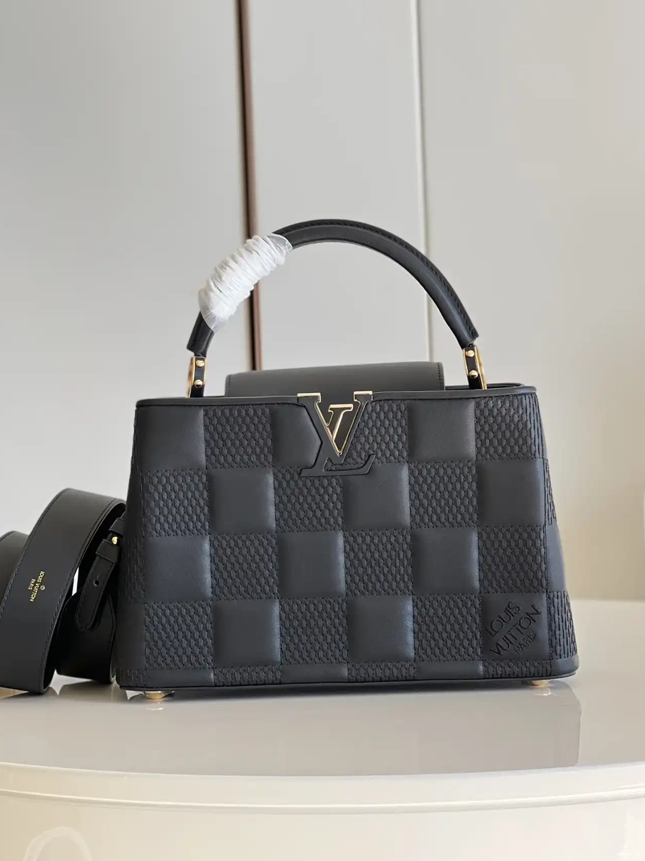 MM VUITTON CAPUCINES LOUIS 0210