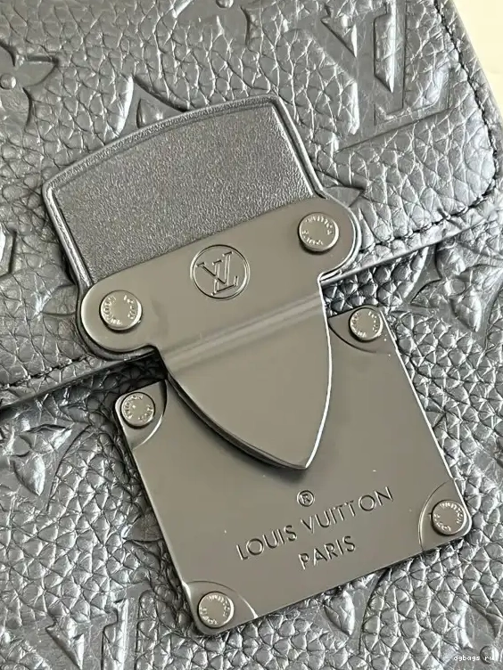 VERTICAL LOUIS VUITTON WEARABLE S-LOCK WALLET 0211