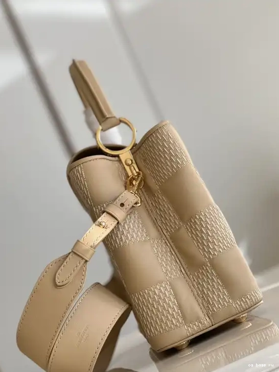 LOUIS CAPUCINES MM VUITTON 0208