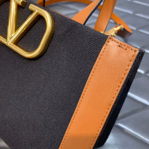 VALENTINO VLOGO SIGNATURE TOTE 0206